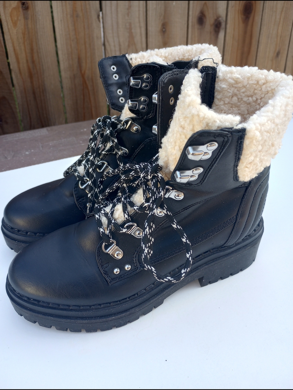 GBG Los Angeles Adjustable Lace-Ups Black/Cream. Size 8